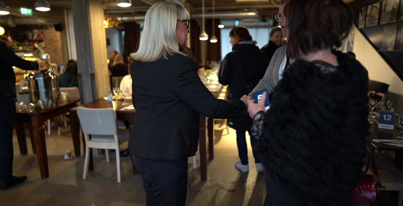 Handslag mellan deltagare på en företagsträff